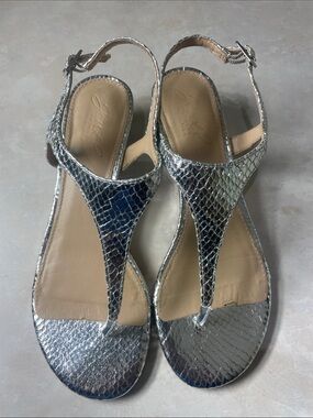 Jewel Badgley Mischka Silver Metallic T-Strap Sandals Size 5 1/2